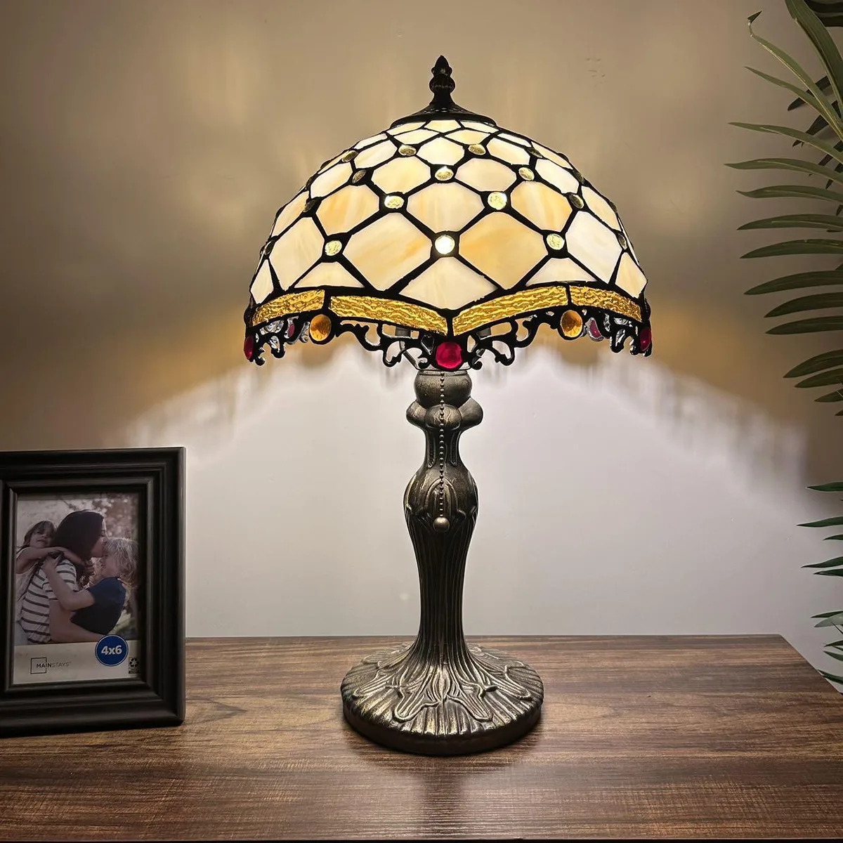 XIN CHENG TIFFANY LIGHTING XIN CHENG TIFFANY LIGHTING Tiffany Table Lamp Beige Stained Glass Bronze Base 12" 19"H — product photo