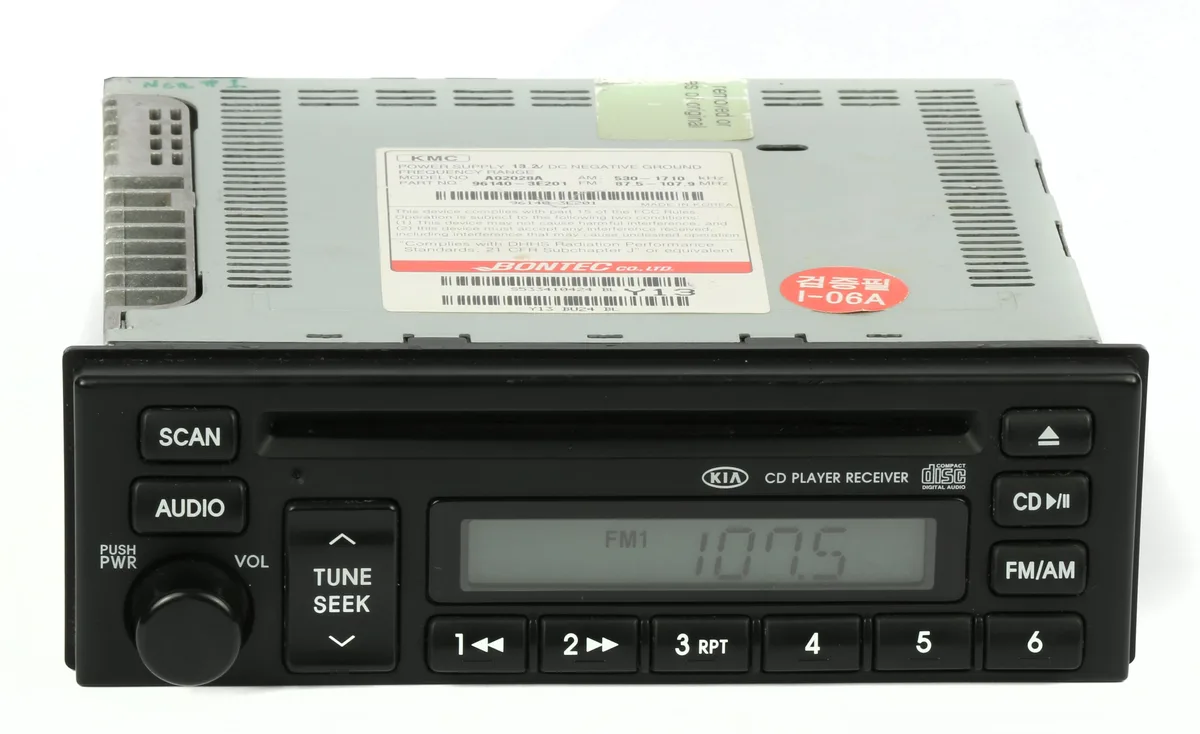 1 Factory Radio 1 Factory Radio 96140-3E200 receiver AM FM CD 2003-2006 Sorento — product photo