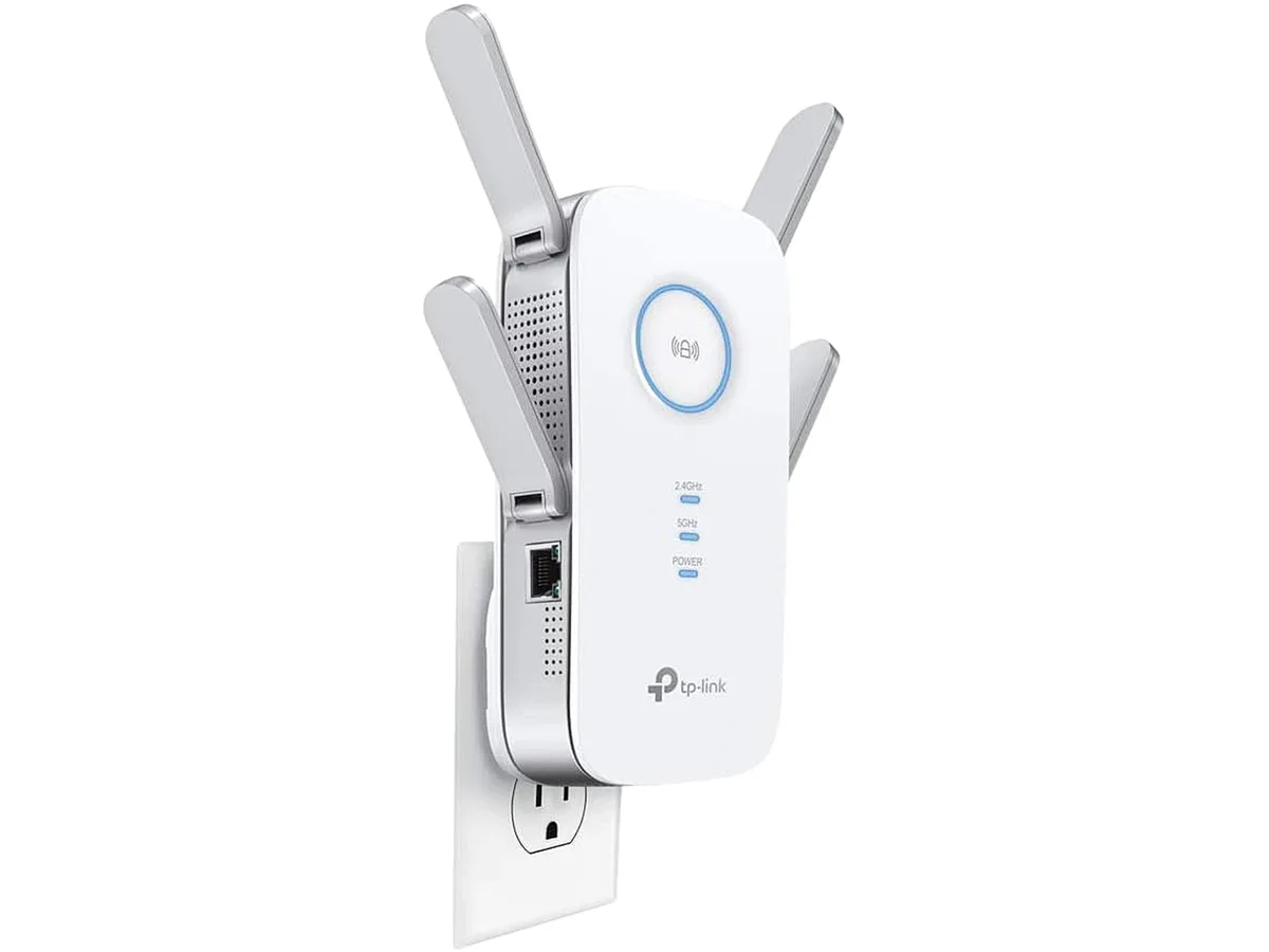 White rectangular wall-plug extender with four fixed external antennas and front LED indicators