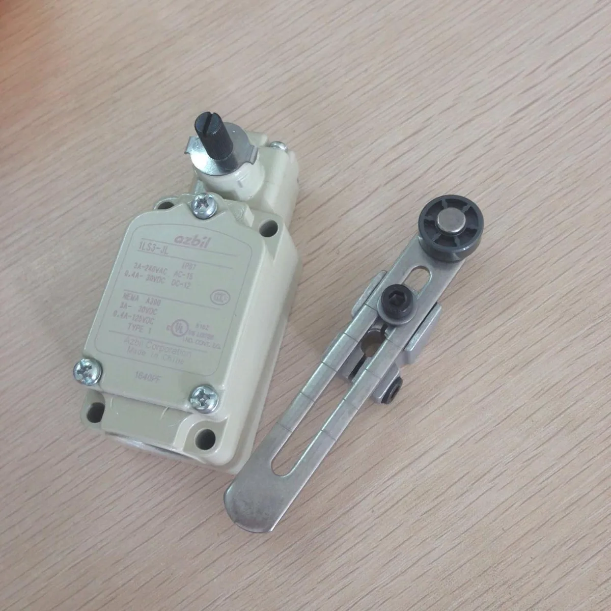 Red YAMATAKE 1LS3-JK limit switch in box