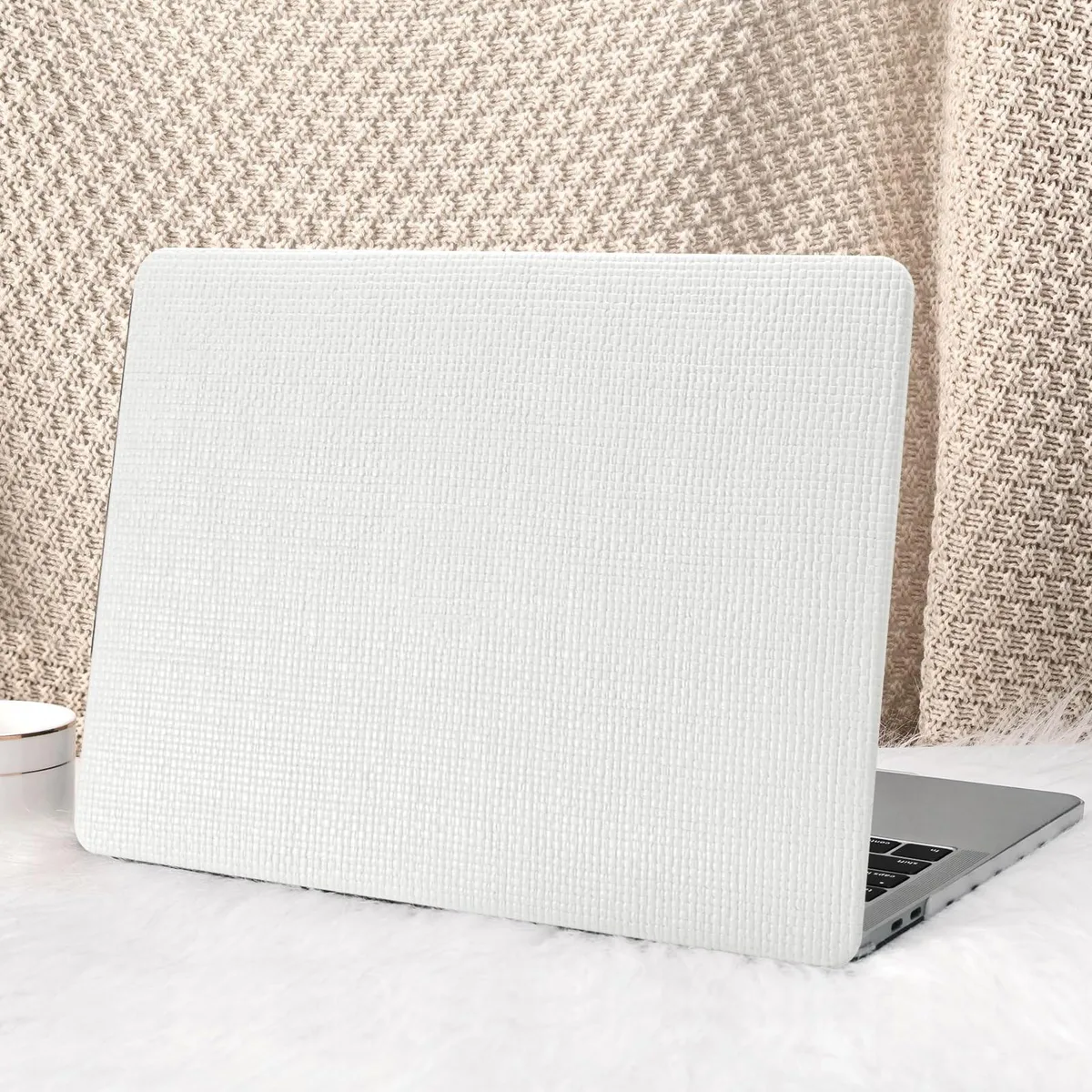 Avantalk Avantalk 2 in 1 Accessory MacBook Pro 13 inch Case White No Logo Cutout — product photo