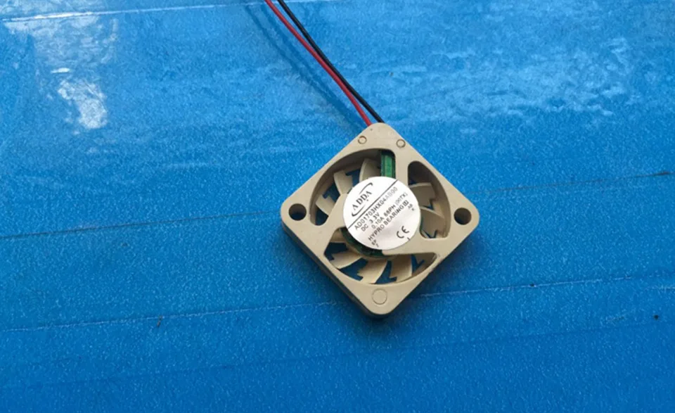Zyvpee Zyvpee ADDA 1704 AD01703HX04AB00 1.7cm 3.3/5V 2-wire mini fan — product photo