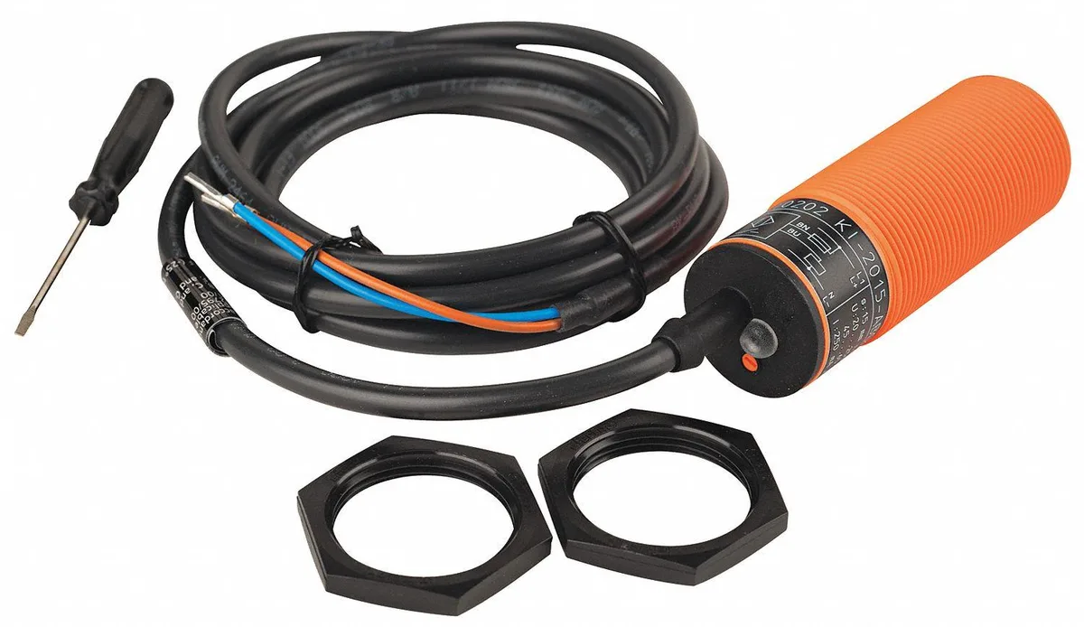 Cylindrical 30 mm capacitive proximity sensor with 2 m cable, PBT body, IP65 rating