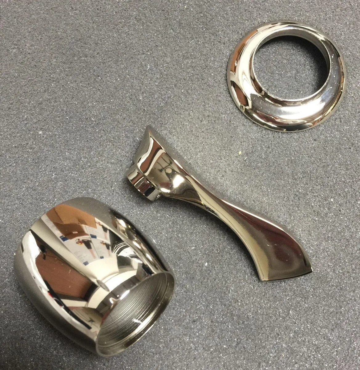 Polished nickel cylindrical bath trim with lever handle