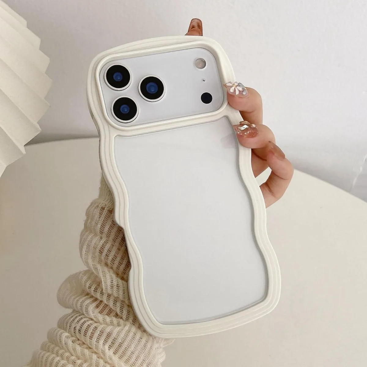 OMOTON OMOTON iPhone 17 Pro Max Case Curly Wave Frame White — product photo