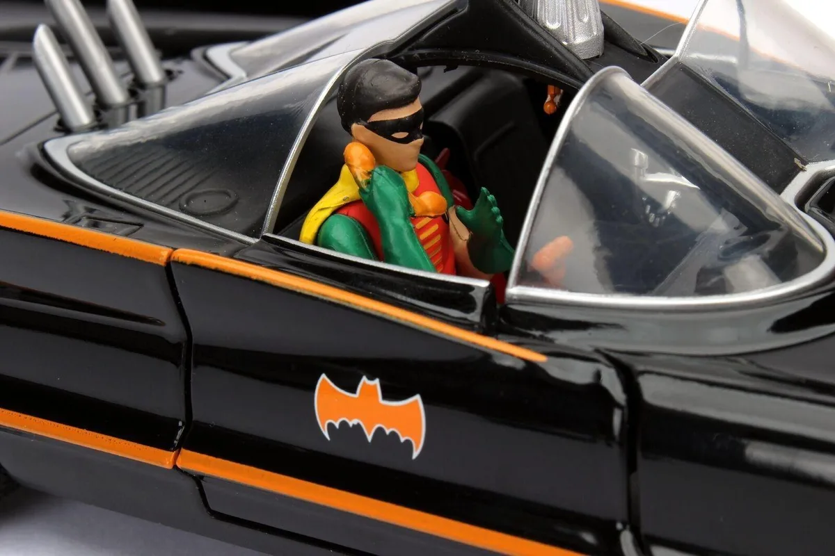 Jada Jada 98259 1966 Batmobile 1:24 diecast vehicle with figures — product photo