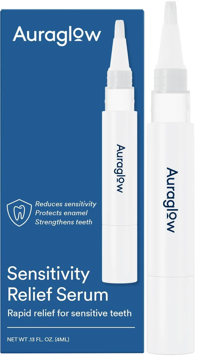 White pen-style applicator with twist mechanism for gel application