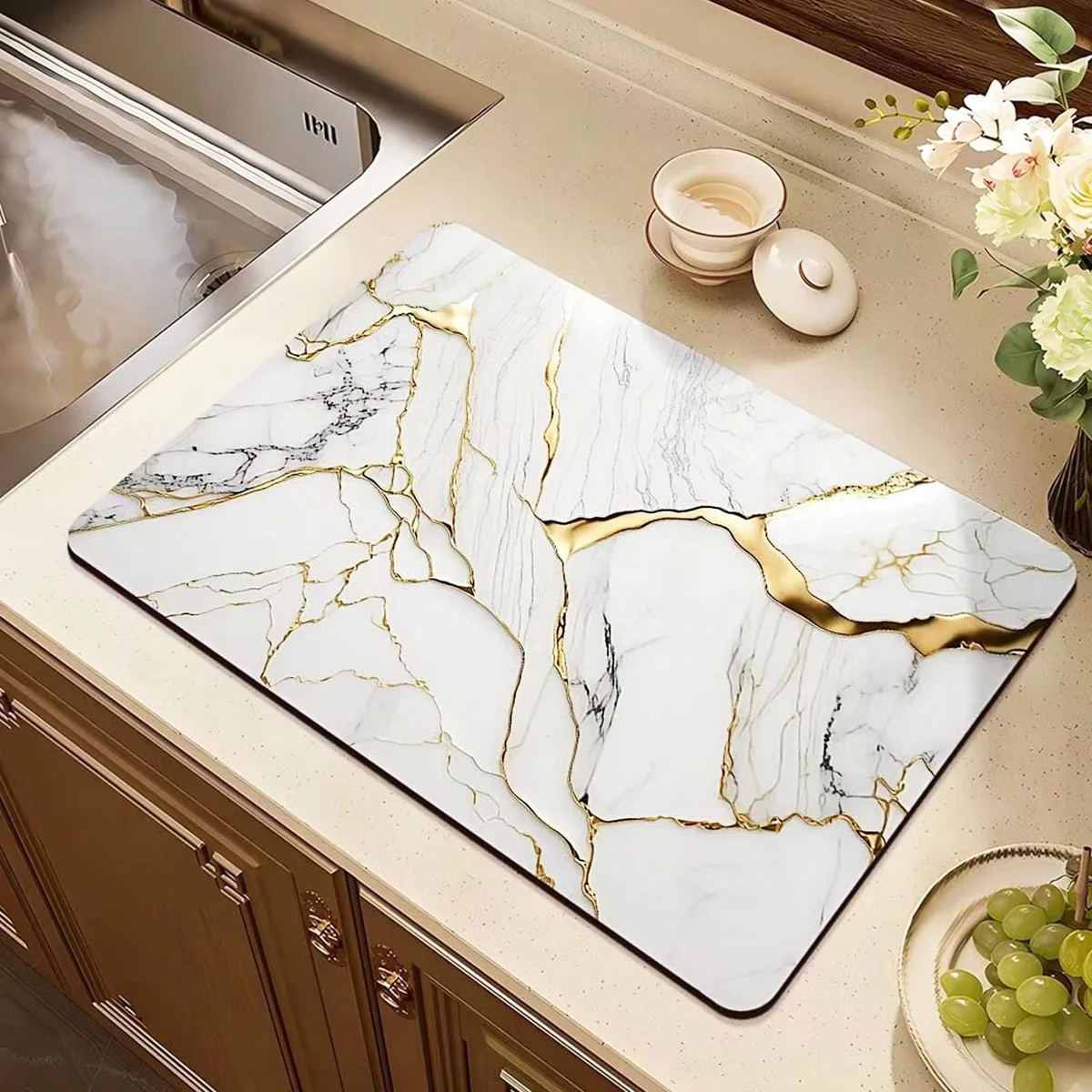 White marble-patterned absorbent mat with rubber backing, 12 by 20 inches
