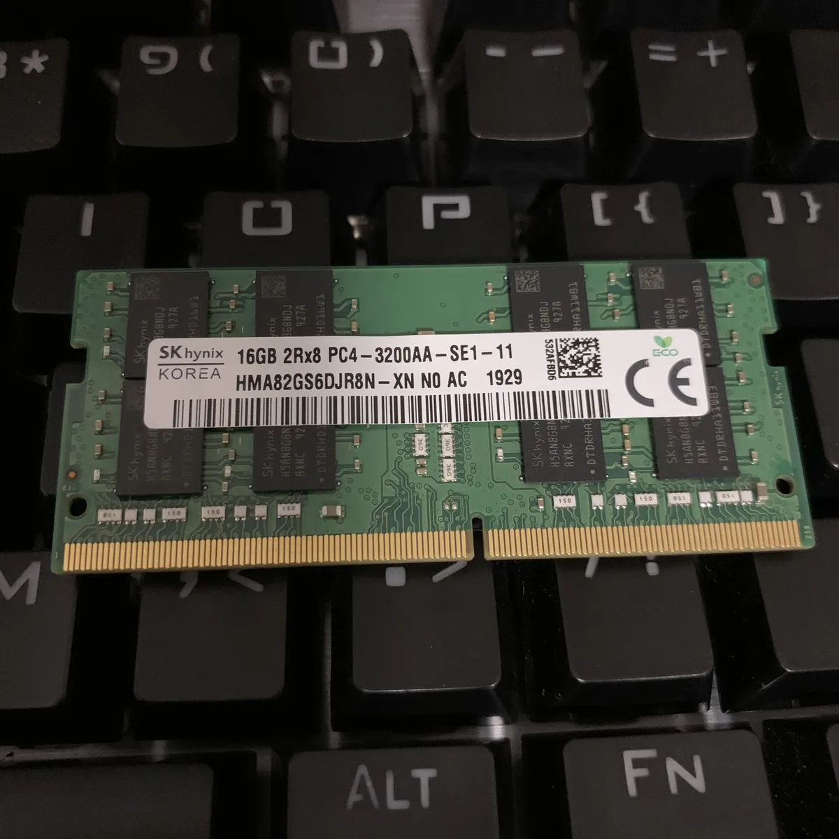 SK hynix SK hynix HMA82GS6DJR8N-XN 16GB DDR4-3200 CL22 2Rx8 SODIMM laptop RAM — product photo
