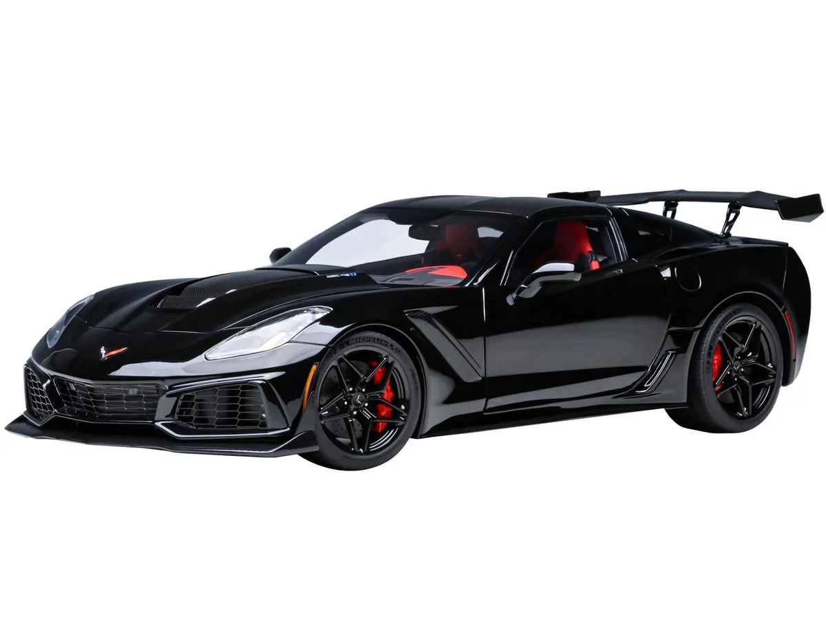 Autoart Autoart 2019 Chevrolet Corvette C7 ZR1 Black with Carbon Top 1/18 hobby collectible — product photo
