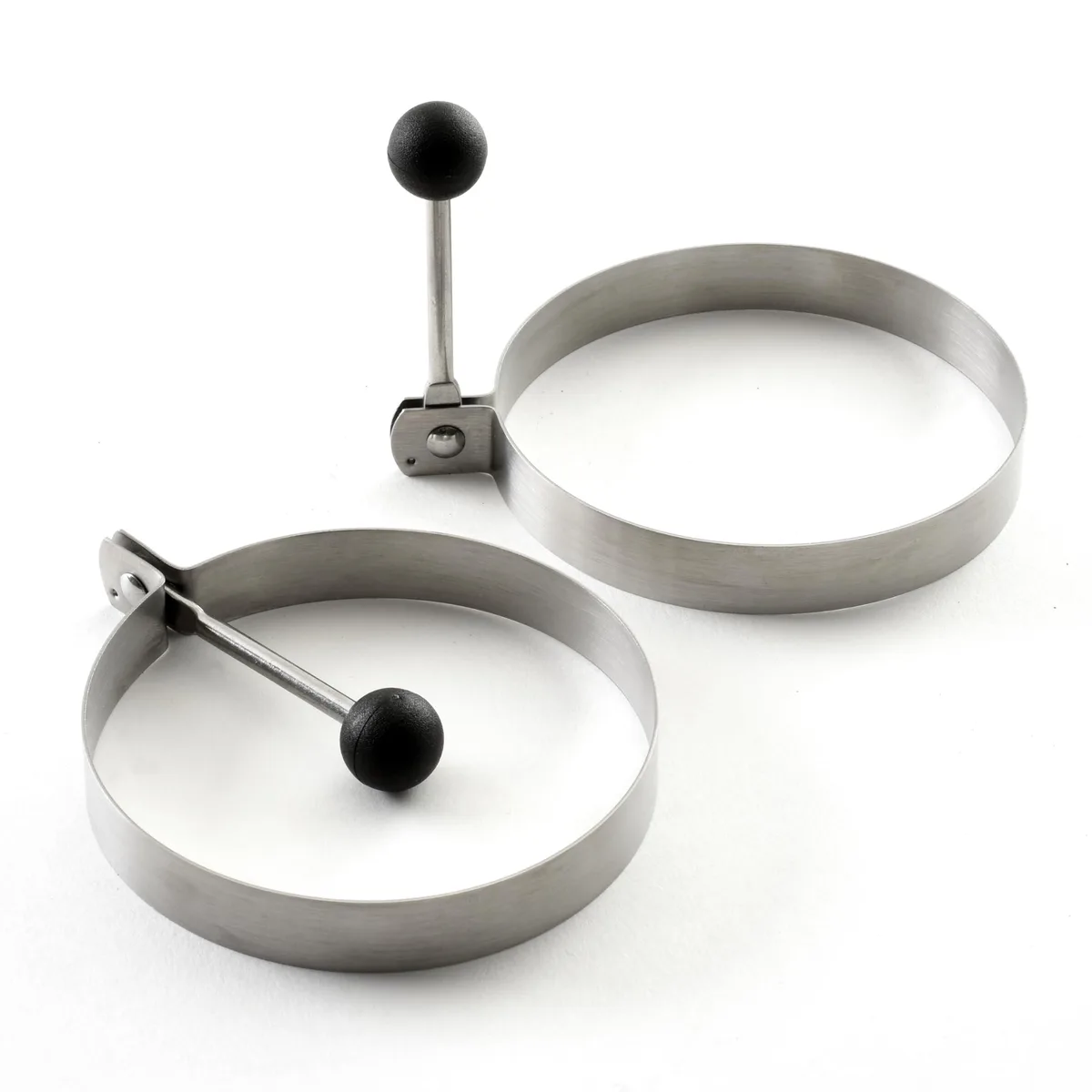 Set of four stainless steel rings with fold-down handles