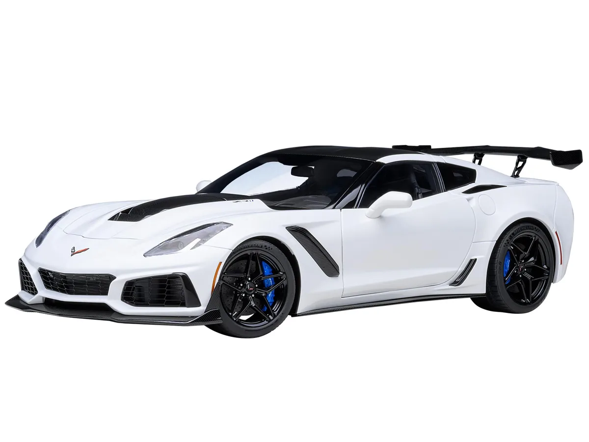 Autoart Autoart 2019 Chevrolet Corvette C7 ZR1 Arctic White Carbon Top 1/18 hobby collectible — product photo