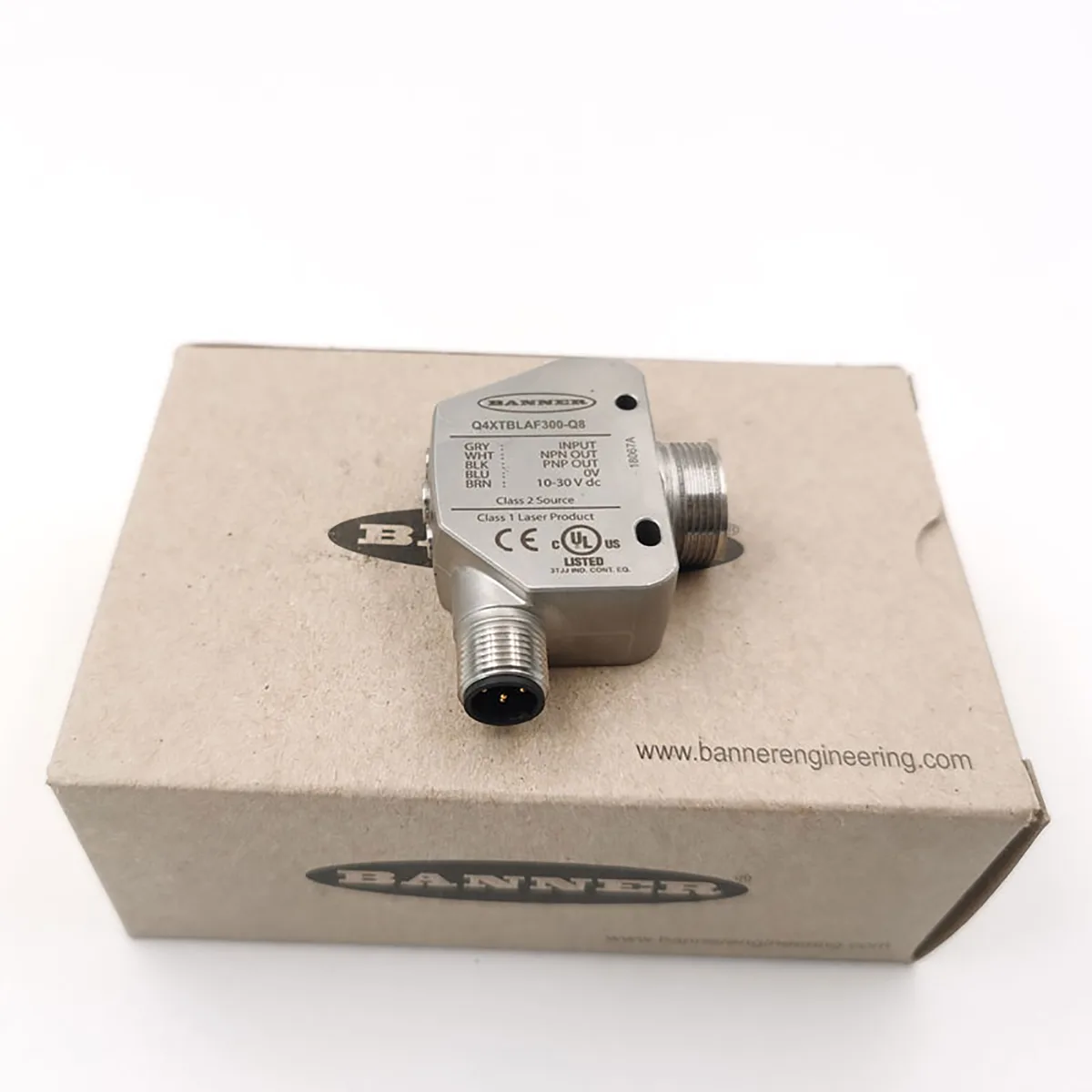 Banner Banner Q4XTBLAF300-Q8 Laser Sensor 300mm 10-30VDC electrician tool — product photo