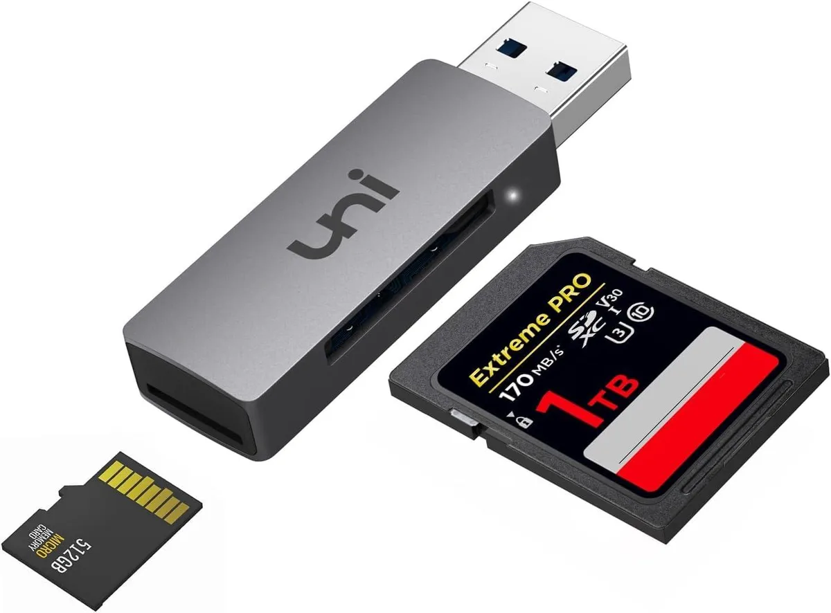 Compact aluminium USB 3.0 card reader with side-by-side SD and microSD slots and status LED