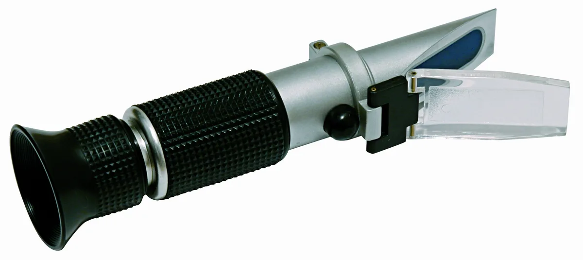 REED R9700 digital refractometer with LCD screen and sample well