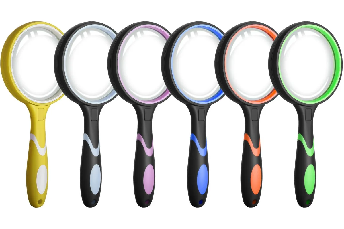 Sixteen 75 mm 10x magnifiers in multicolour rubber handles